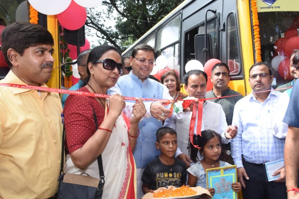श्रमिकों के बच्चों को सीएम धामी ने दिया तोहफ़ा