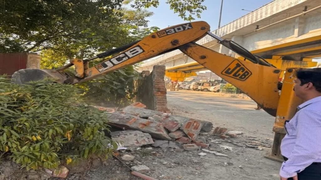 दून में आईएसबीटी के पास अतिक्रमण पर चला पीला पंजा