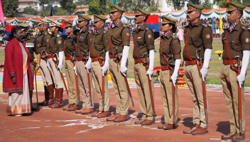 राज्य स्थापना दिवस के अवसर पर पुलिस लाइन में आयोजित हुई रैतिक परेड